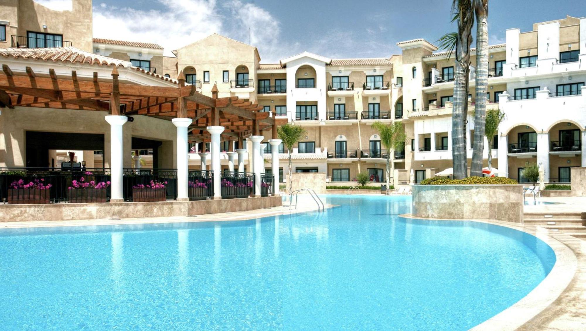 拉托雷希尔顿逸林高尔夫水疗度假酒店 罗尔丹 外观 照片 The swimming pool at the hotel