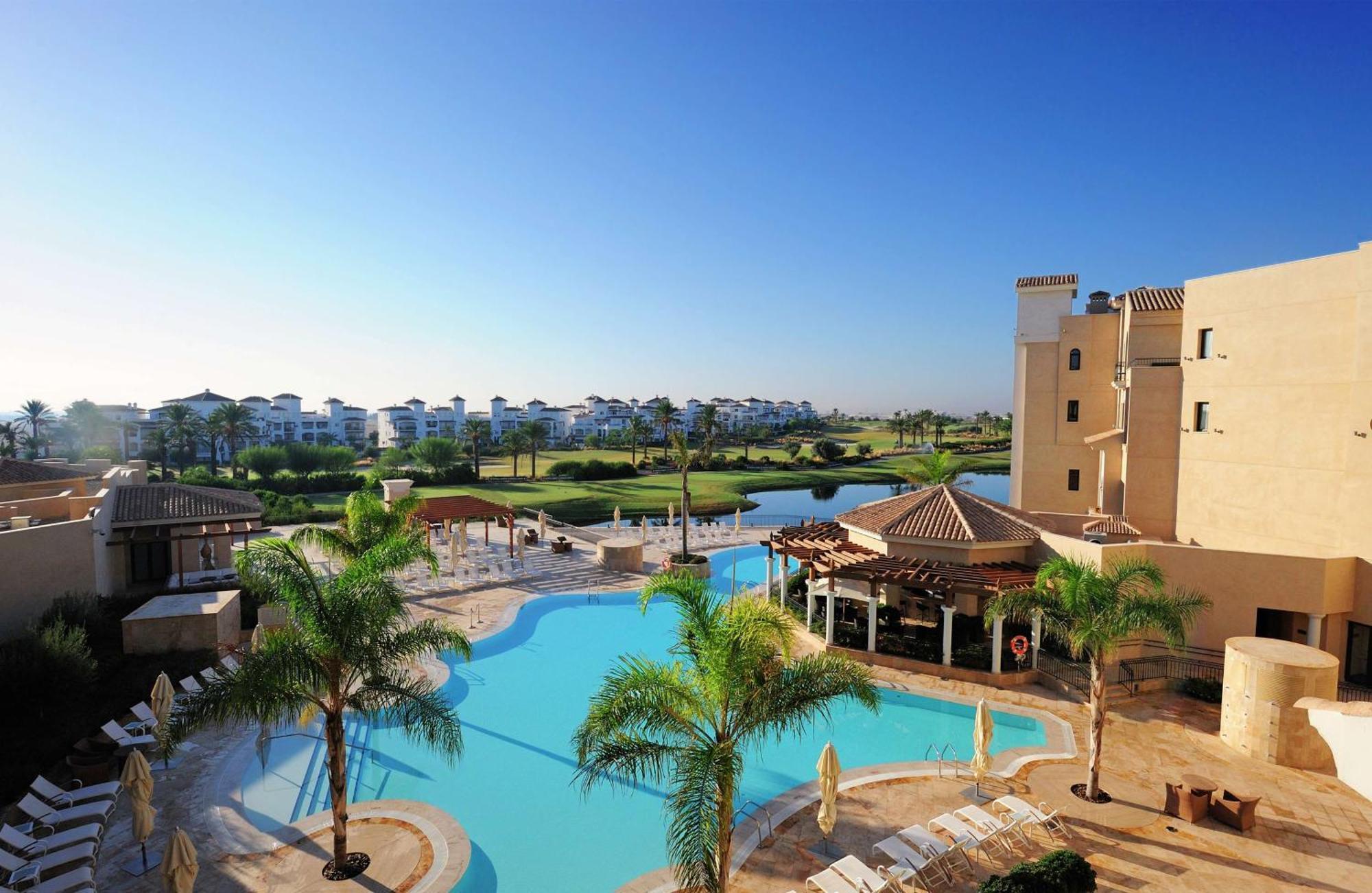 拉托雷希尔顿逸林高尔夫水疗度假酒店 罗尔丹 外观 照片 View of the pool at the clubhouse
