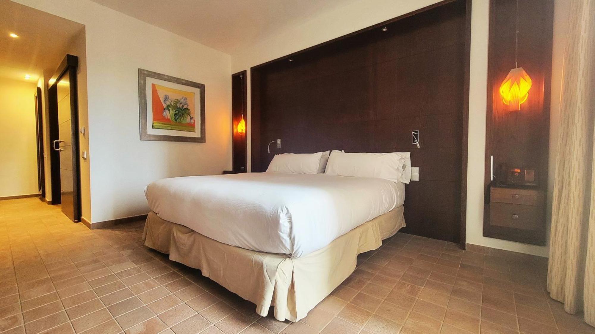 拉托雷希尔顿逸林高尔夫水疗度假酒店 罗尔丹 外观 照片 A bedroom at the hotel