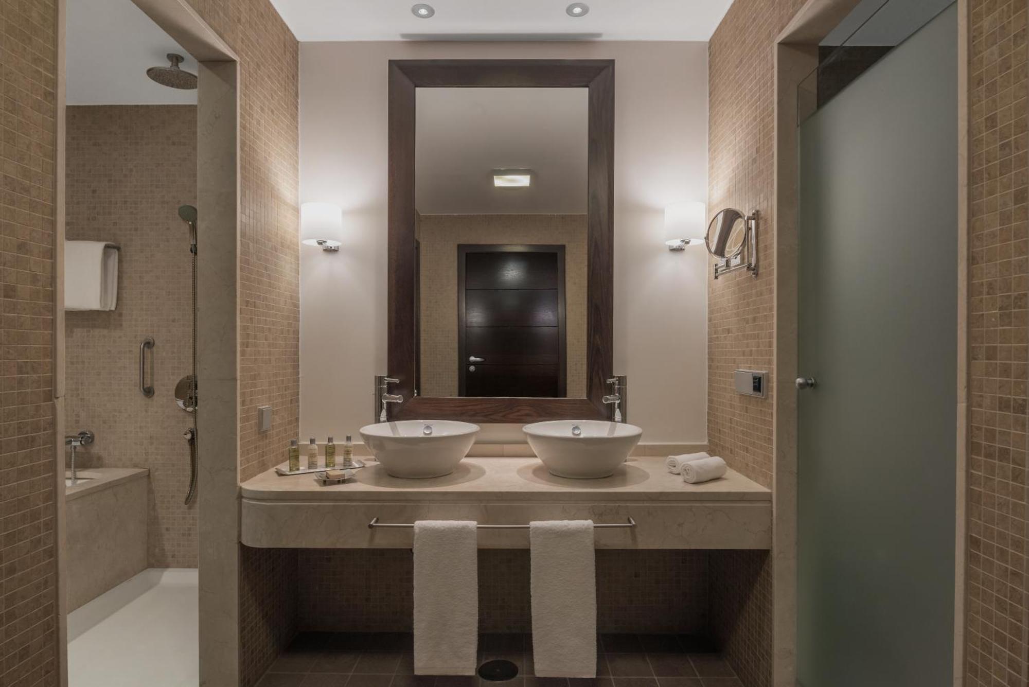 拉托雷希尔顿逸林高尔夫水疗度假酒店 罗尔丹 外观 照片 Bathroom