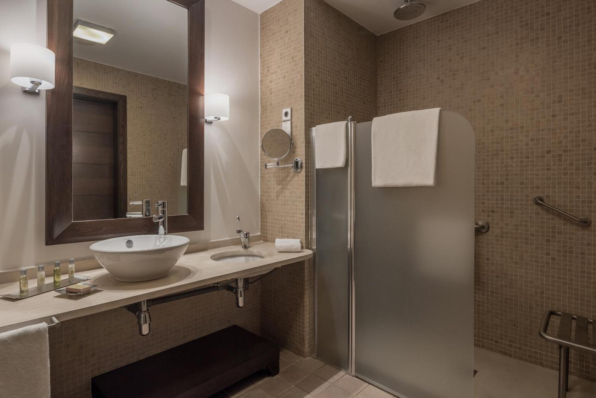 拉托雷希尔顿逸林高尔夫水疗度假酒店 罗尔丹 外观 照片 Bathroom