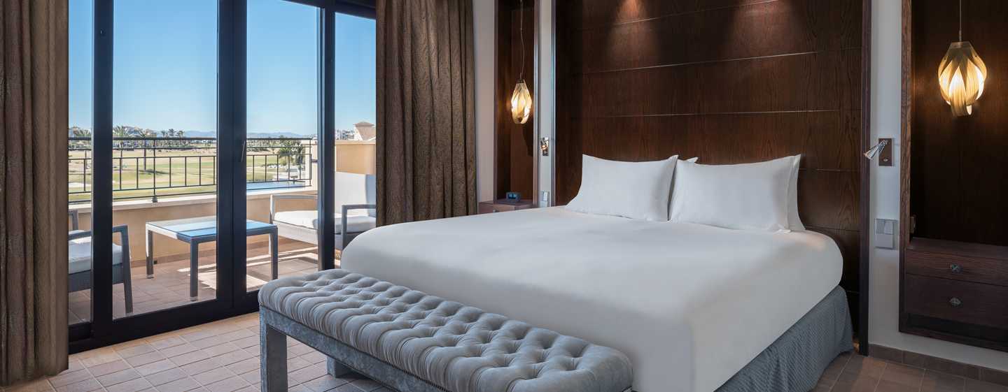 拉托雷希尔顿逸林高尔夫水疗度假酒店 罗尔丹 外观 照片 A bedroom at the hotel