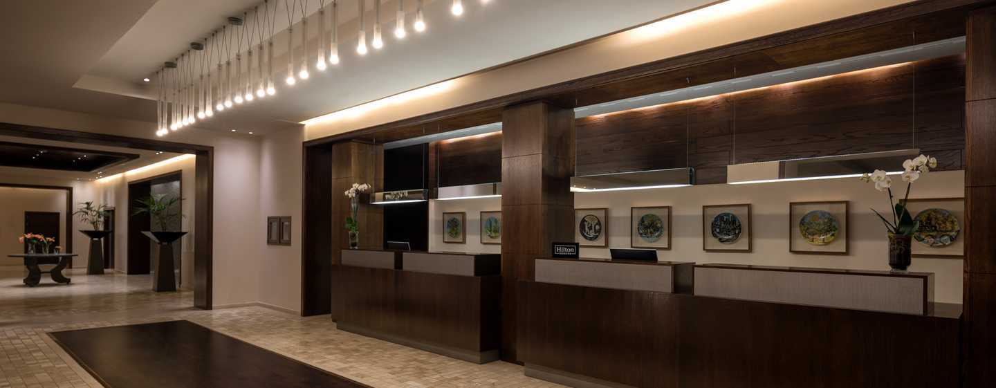 拉托雷希尔顿逸林高尔夫水疗度假酒店 罗尔丹 外观 照片 The lobby of the hotel